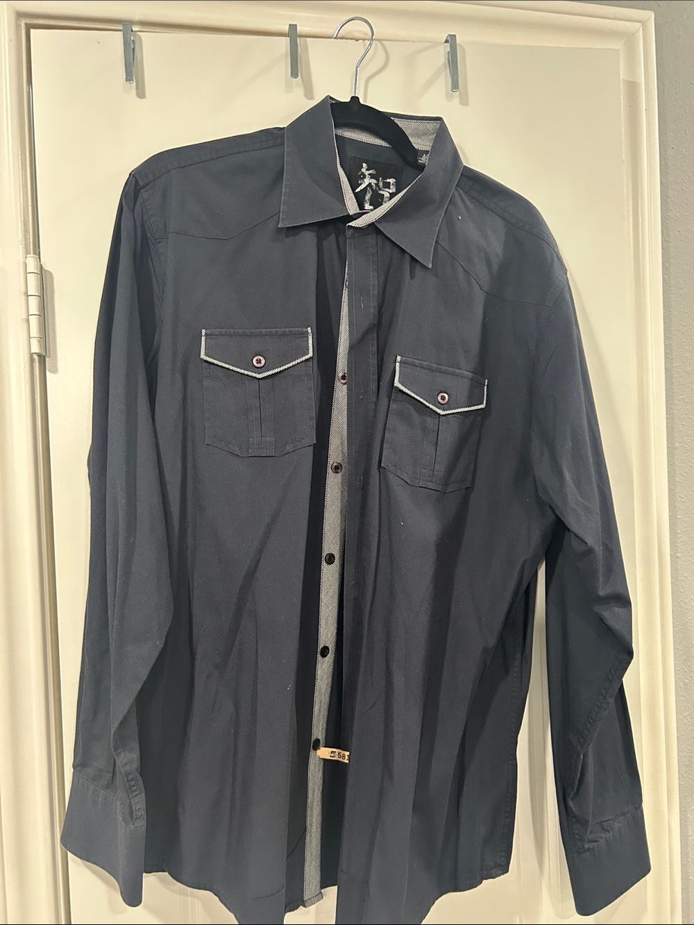 Men's Casual Long-Sleeve Button-Down Shirt in Charcoal Black